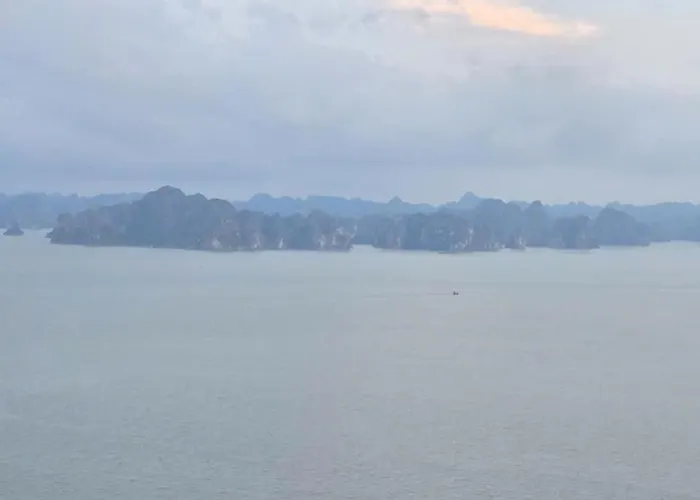 The Sandy Homestay - Bayscape View - Citadines Marina Ha Long * Hạ Long