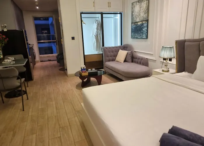 The Sandy Homestay - Bayscape View - Citadines Marina Ha Long Apartment *